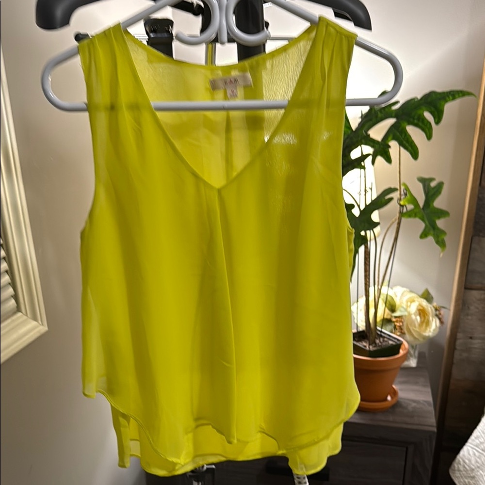 Chic Yellow Tank Top with Airy V-Neckline